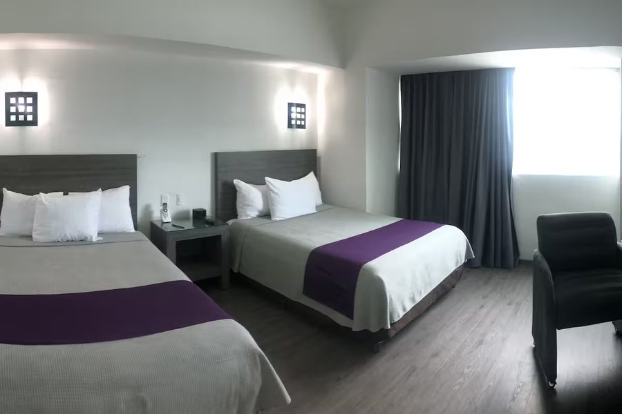 We Hotel Aeropuerto — Guest room