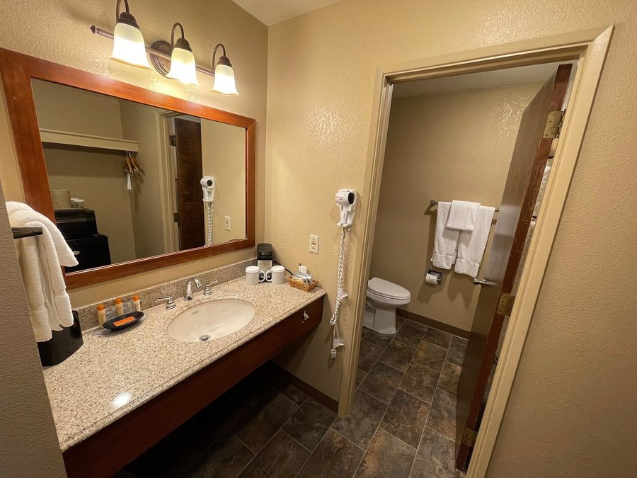 Weasku Inn — Bathroom