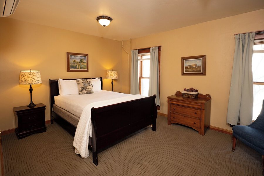 Weatherford Hotel — Guest room