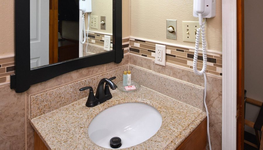 Weathervane Motor Court — Bathroom