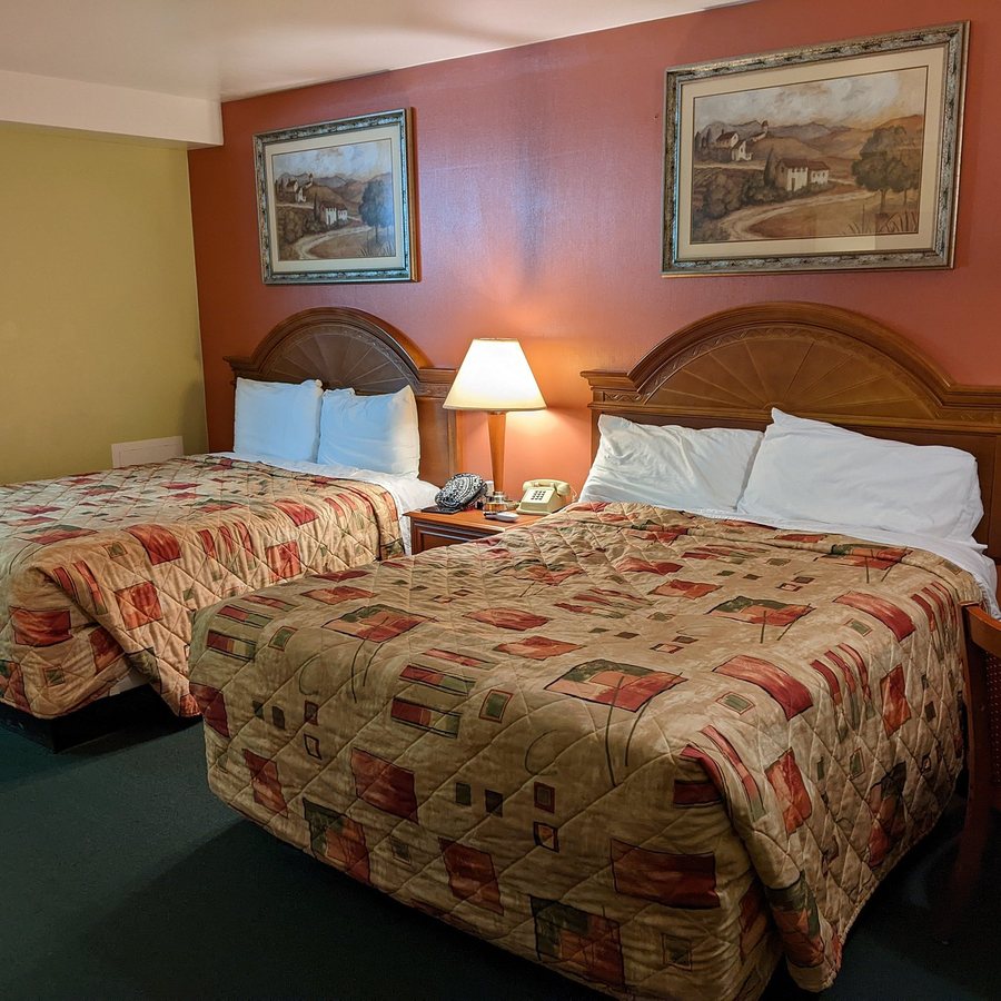 Weathervane Motor Court — Guest room