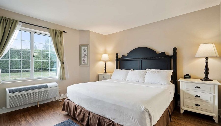 Weathervane Terrace Inn Suites — Guest room