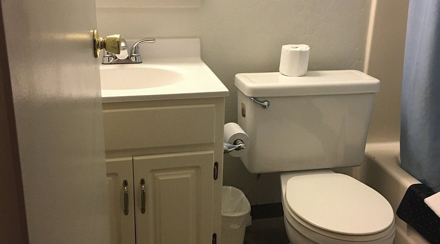 Weaverville Hotel — Bathroom