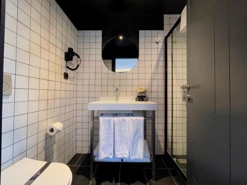 Weingart Hotel Istanbul — Bathroom