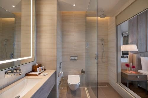 Welcomhotel by ITC Hotels Delhi Gurugram Highway — Bathroom