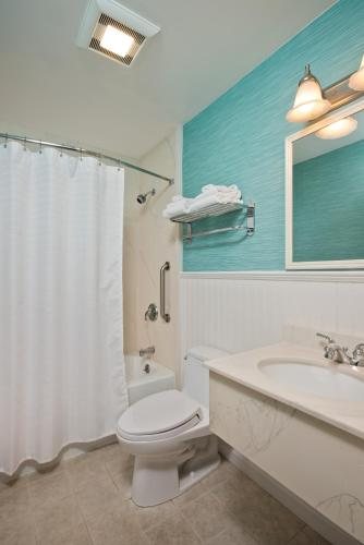 Wellfleet Motel — Bathroom