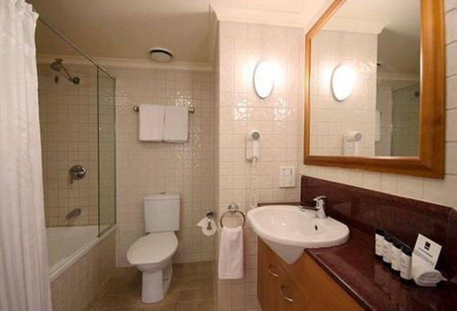 Wellington Apartment Hotel — Bathroom