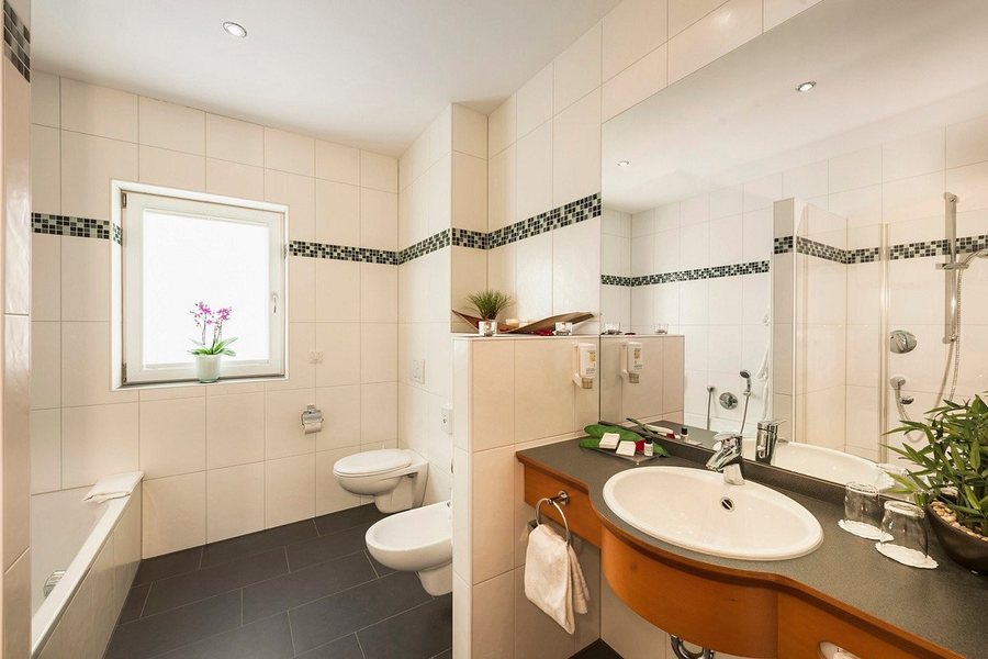 Wellness Und Gartenhotel Heusser — Bathroom