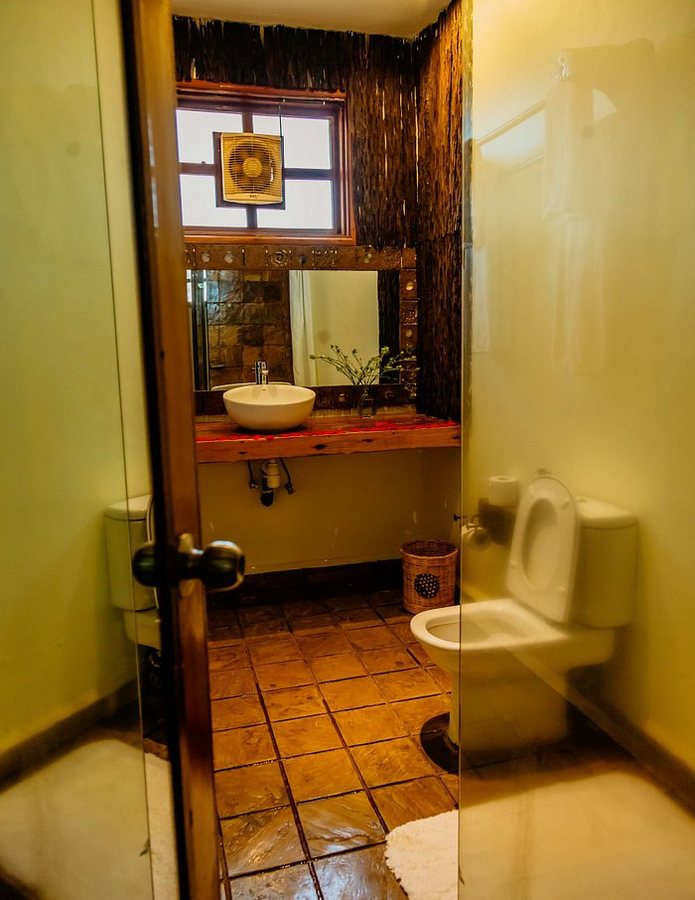 Weruweru River Lodge — Bathroom