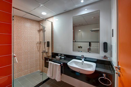 Wescott Pearl Hotel Apartments — Bathroom