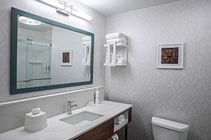 West Ashley Inn — Bathroom