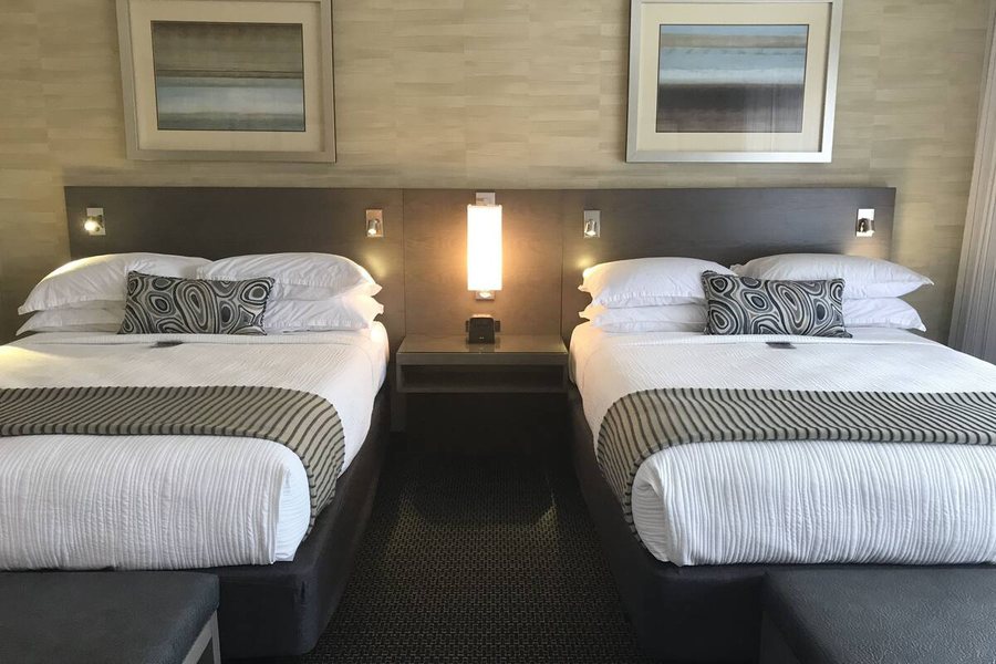 West Beach Inn a Coast Hotel — Guest room
