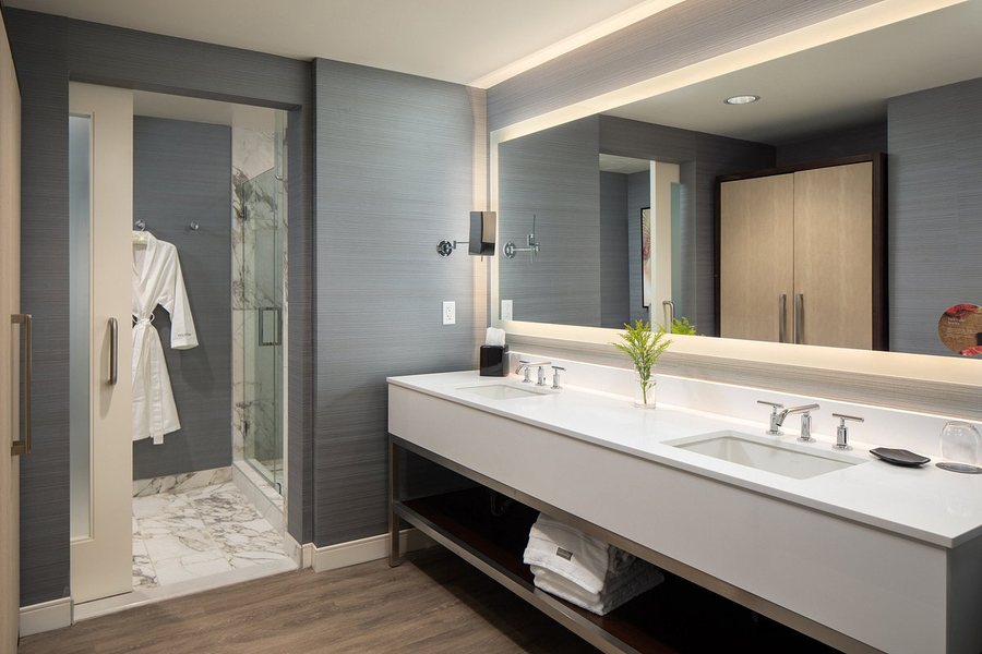 West Inn Suites Carlsbad — Bathroom