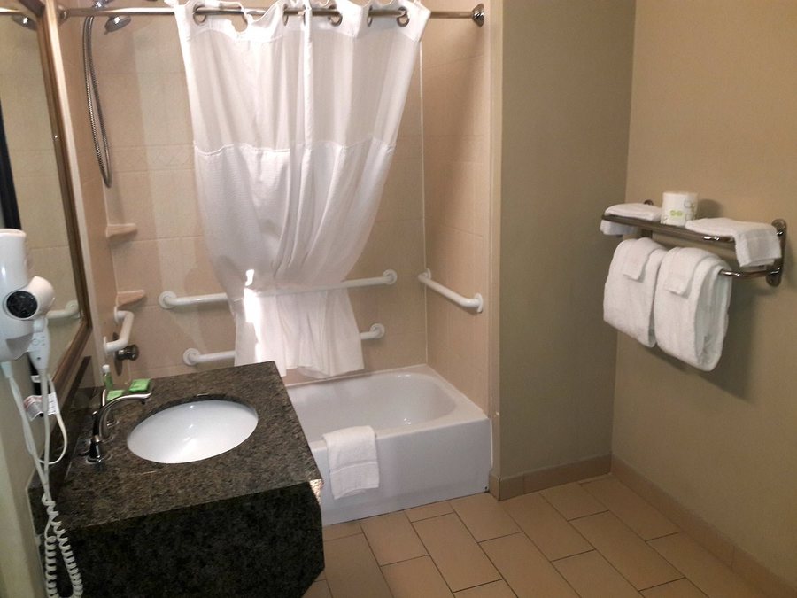 WeStay Suites Covington Mandeville — Bathroom