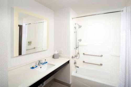 Western Inn — Bathroom