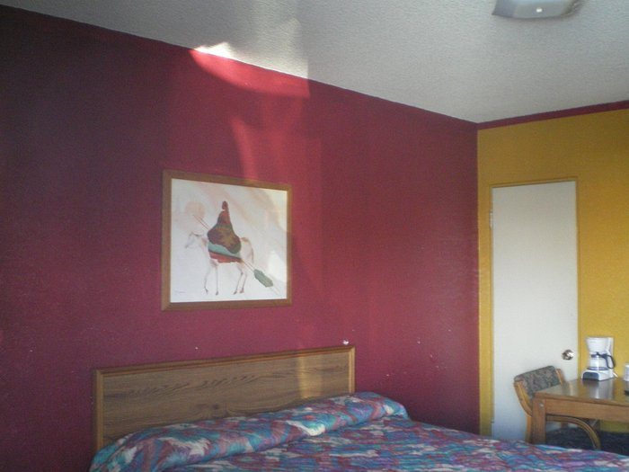 Western Inn — Guest room