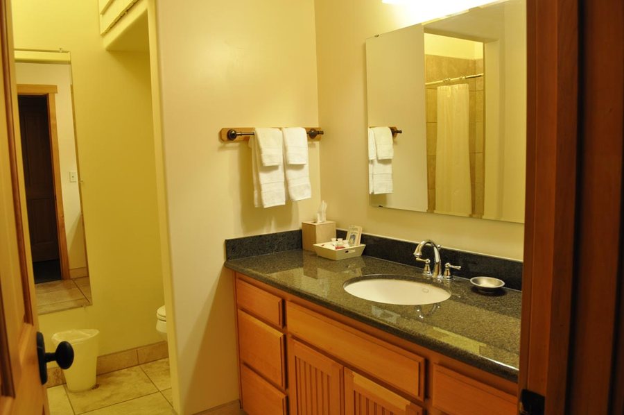 Western Pleasure Guest Ranch — Bathroom