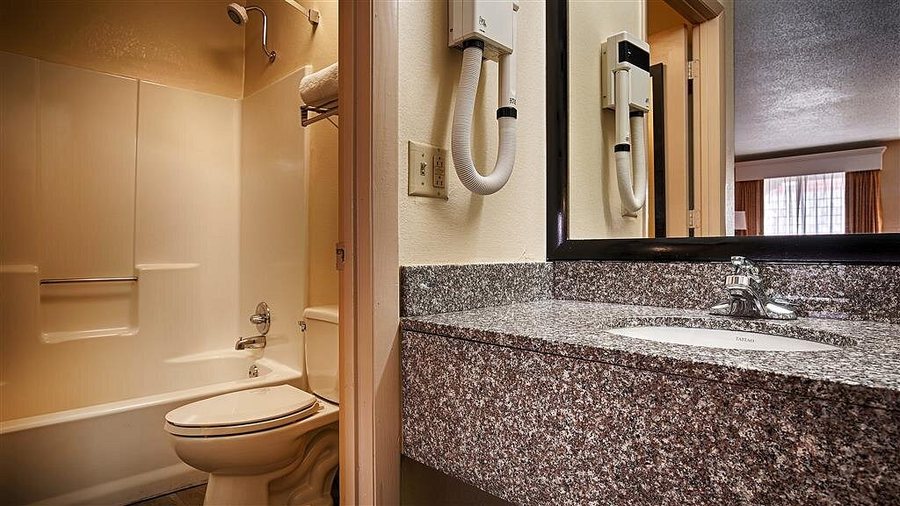 Western Royal Inn — Bathroom