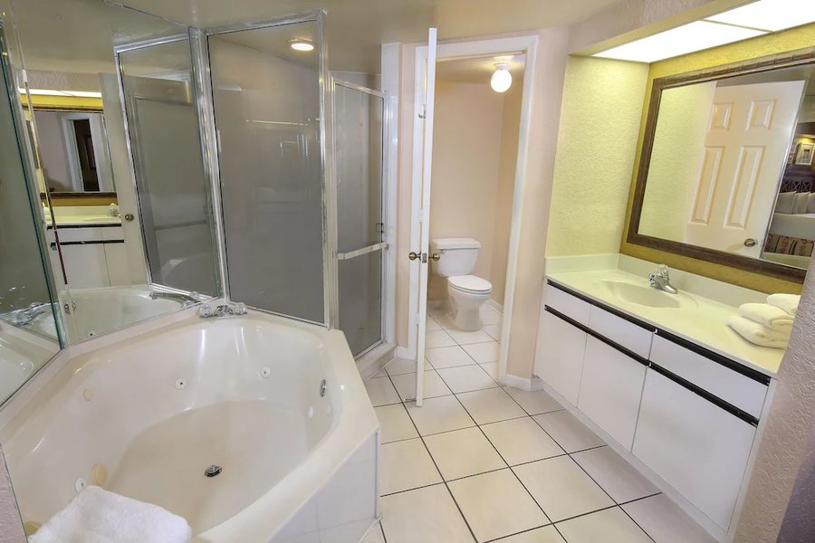 Westgate Towers Resort — Bathroom