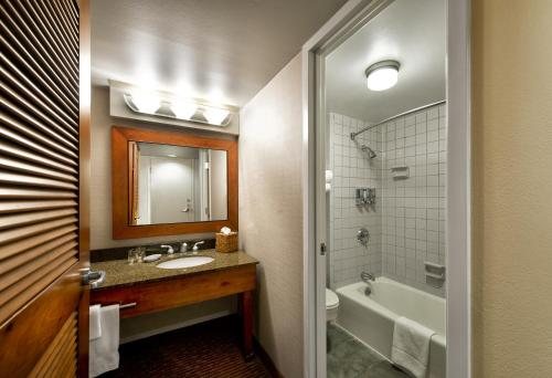 Westmark Fairbanks Hotel and Conference Center — Bathroom