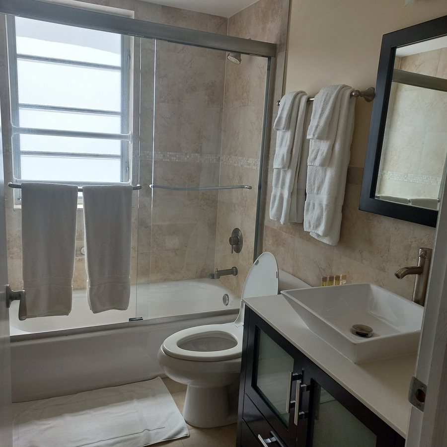 Westover Arms Hotel Miami Beach Florida — Bathroom