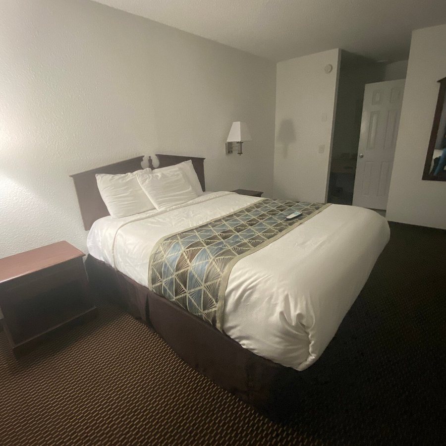 Westward Inn — Guest room