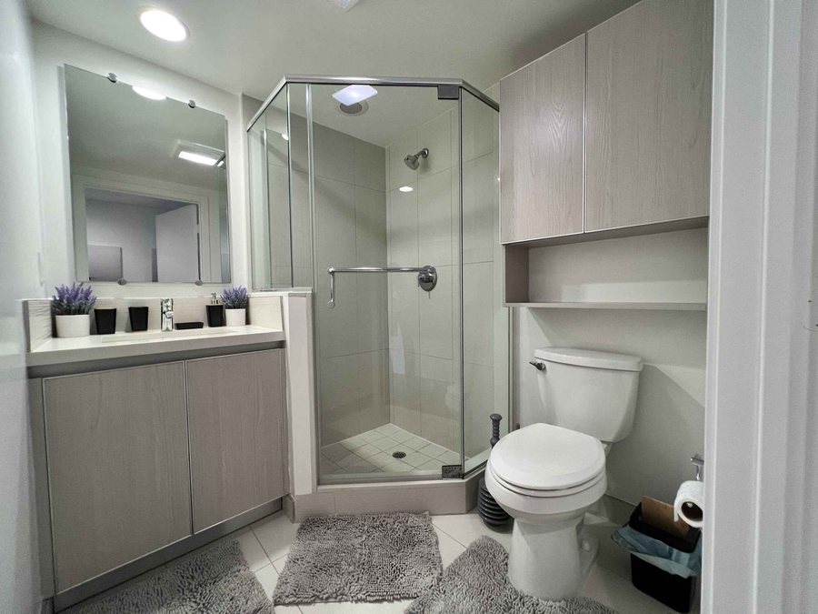 Westwood Resort Style Apartments Near UCLA Los Angeles California — Bathroom