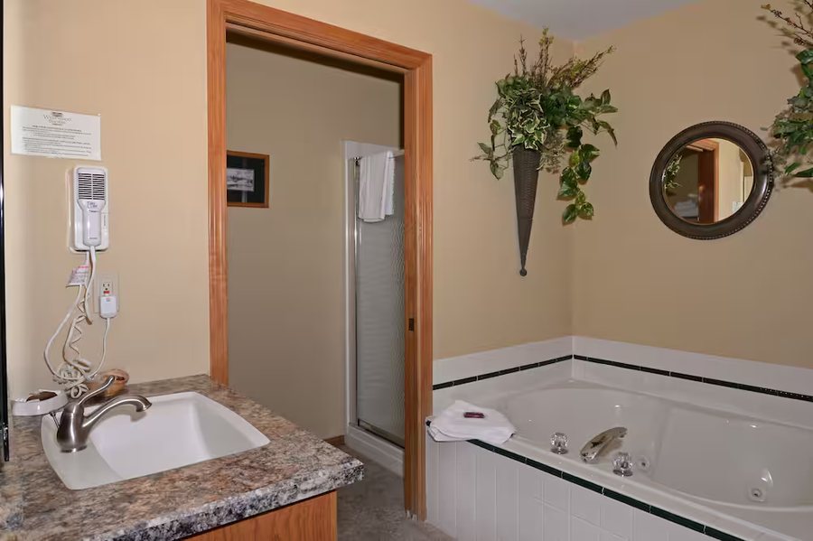 Westwood Shores Waterfront Resort — Bathroom