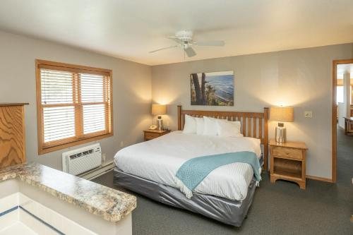 Westwood Shores Waterfront Resort — Guest room