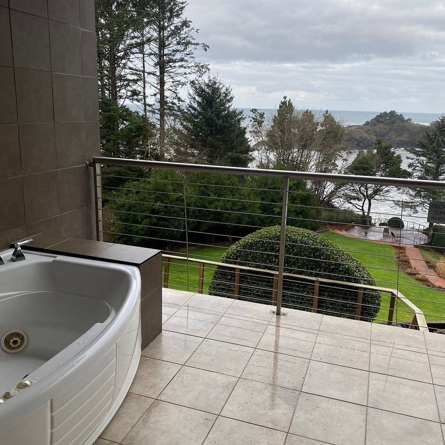 Whale Cove Inn — Bathroom