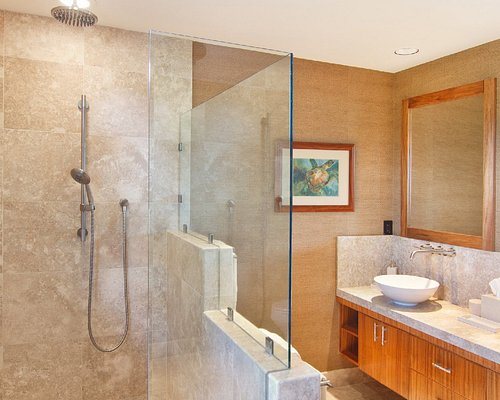 Whalers Cove Oceanfront Resort — Bathroom