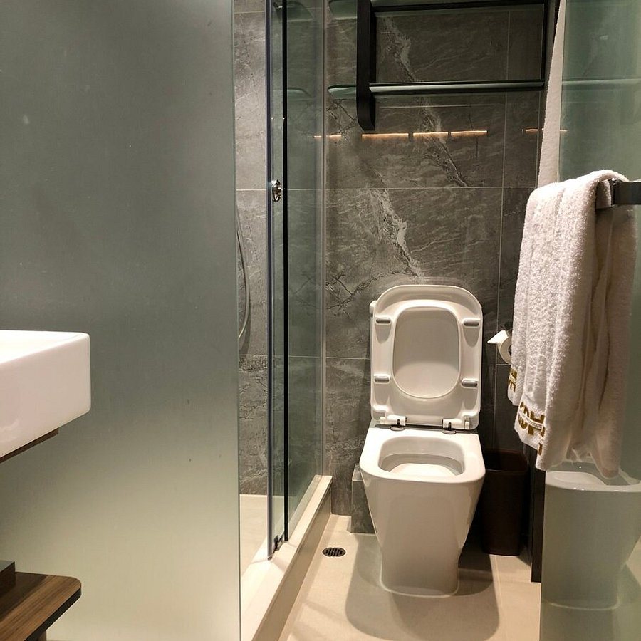 Wharney Hotel — Bathroom