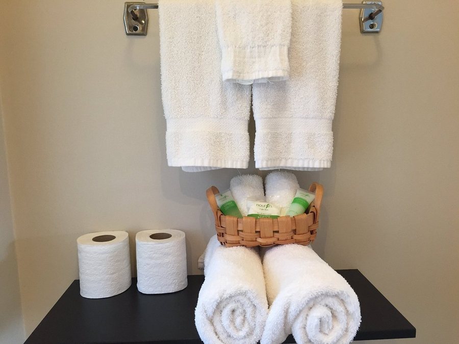 Wheel Inn Motel — Bathroom