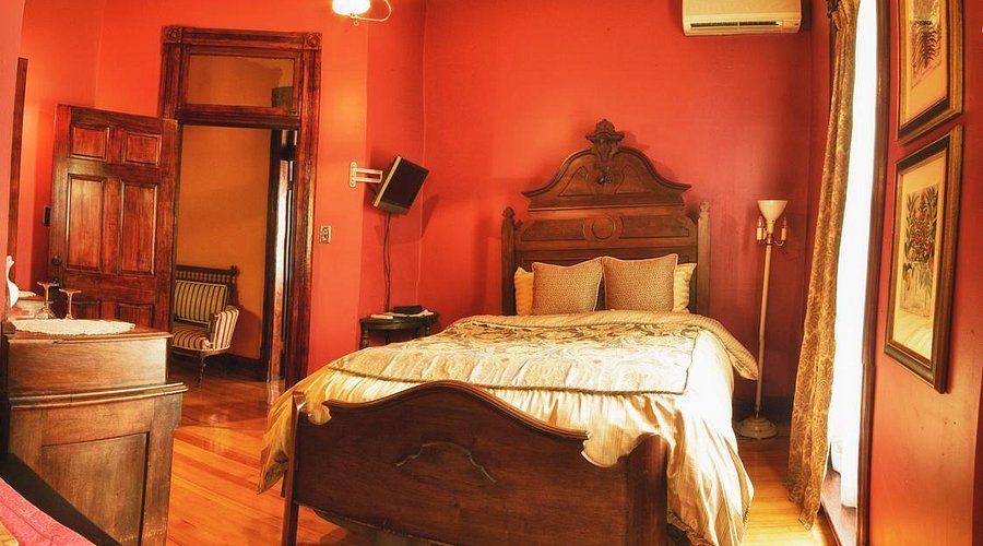 Whiskey Mansion Bed Breakfast — Guest room