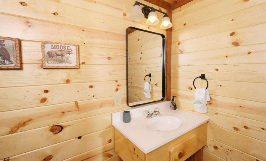 Whispering Pines Cottages On The River — Bathroom