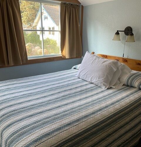 Whispering Pines Cottages On The River — Guest room