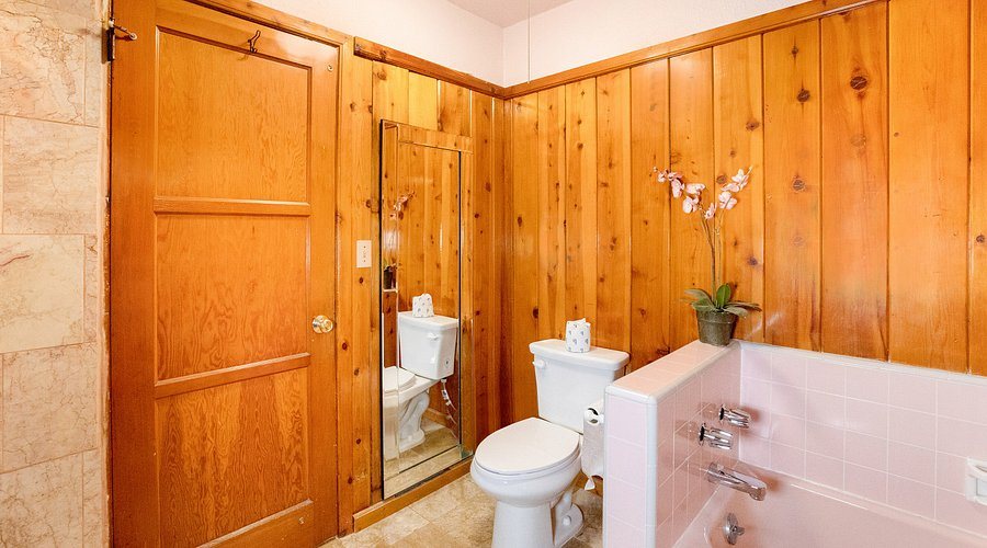 Whispering Pines Lodge — Bathroom
