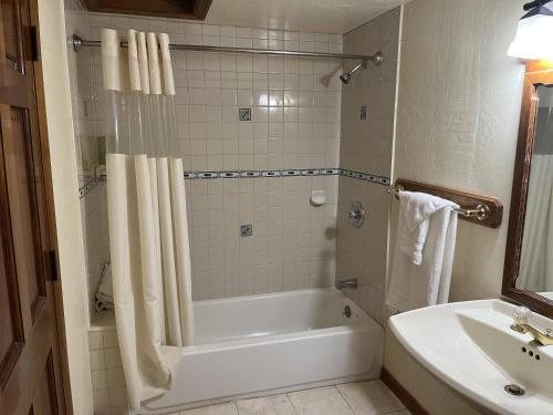 Whispering Pines Resort — Bathroom