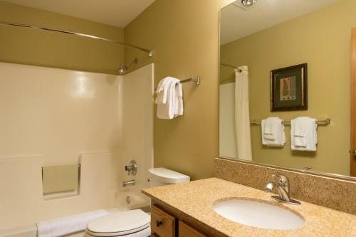 Whispering Woods Resort — Bathroom