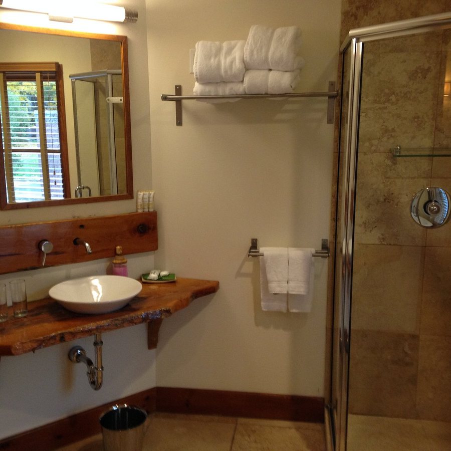 WhistleWood Farm Bed and Breakfast — Bathroom