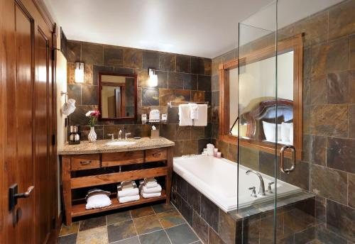 White Buffalo Club Hotel — Bathroom