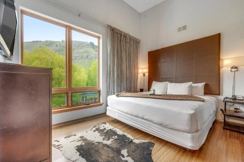 White Buffalo Club Hotel — Guest room