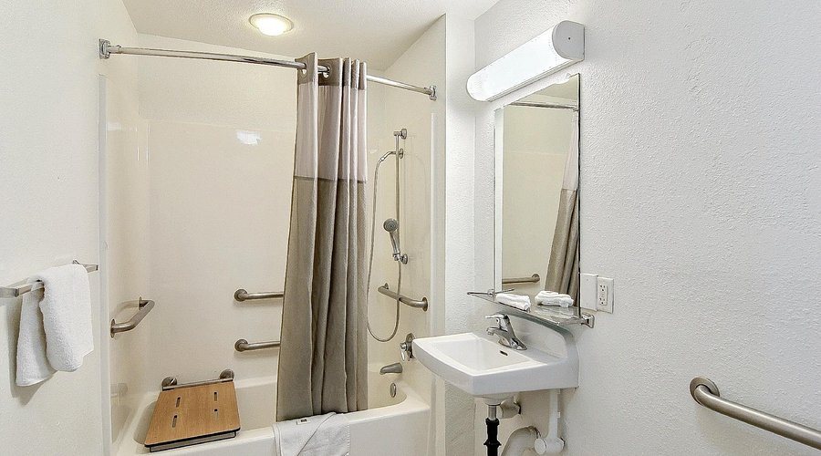 White Caps Motel — Bathroom