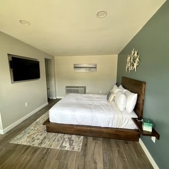 White Caps Motel — Guest room