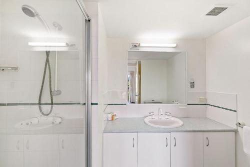 White Crest Apartments Hervey Bay — Bathroom