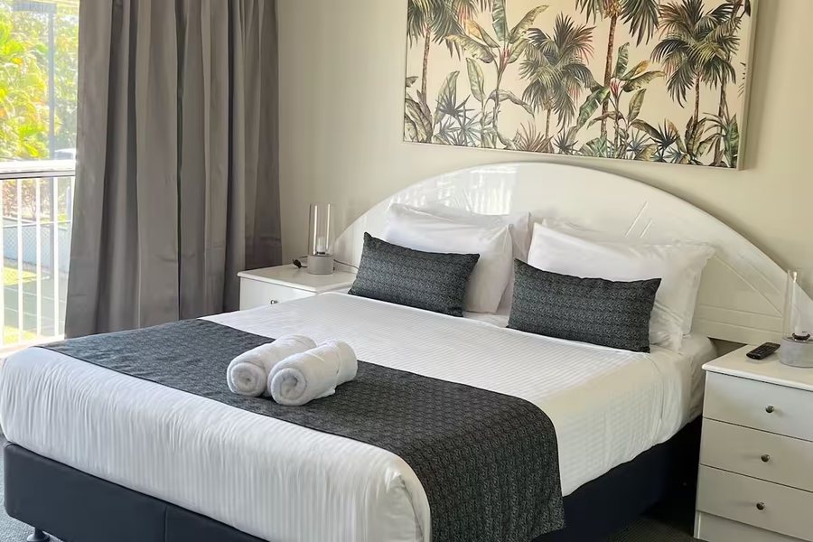 White Crest Apartments Hervey Bay — Guest room