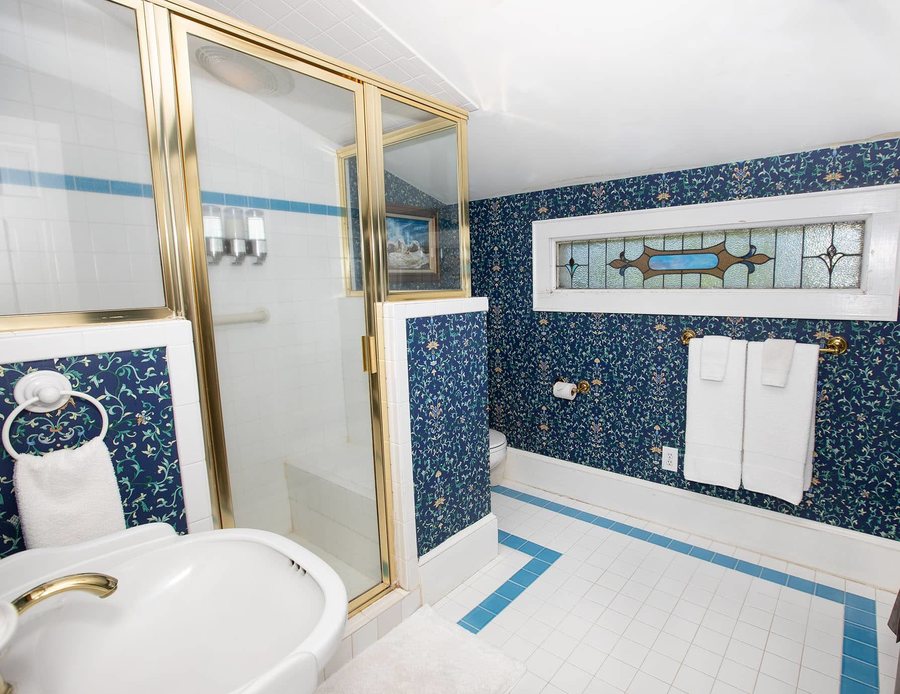 White Doe Inn — Bathroom