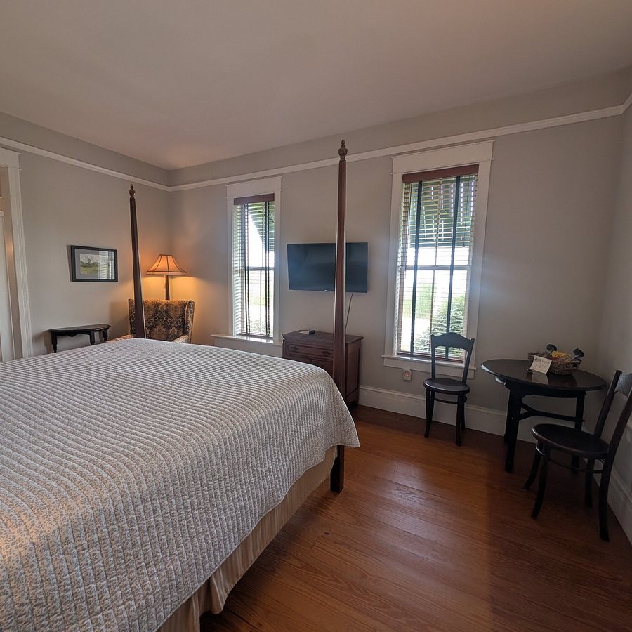 White Doe Inn — Guest room