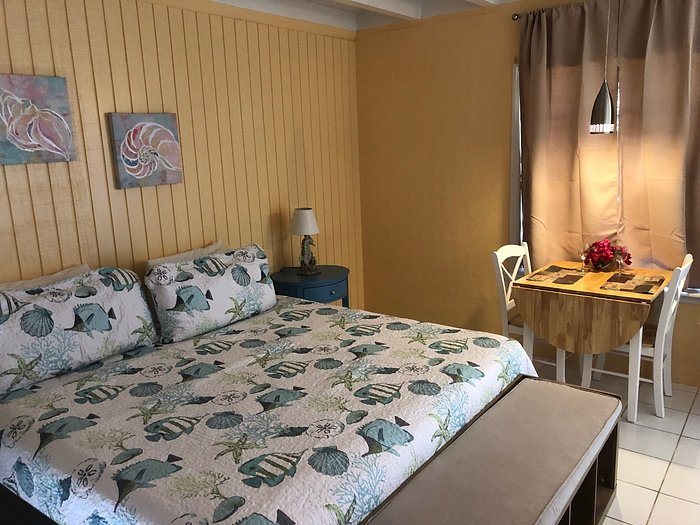White Gate Court — Guest room