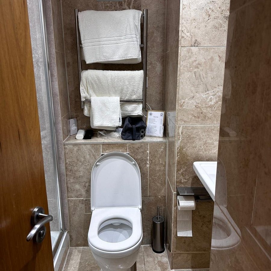 White Horse Lodge — Bathroom
